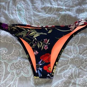 Never worn traingl swimsuit bottoms!